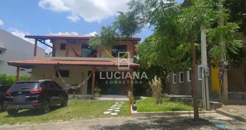Casa com 3 terraços, 4 quartos (sendo 3 suítes) em Condomínio
