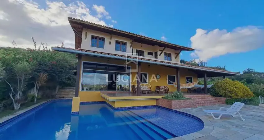 Casa em Condomínio com Piscina Privativa e Belíssima Vista