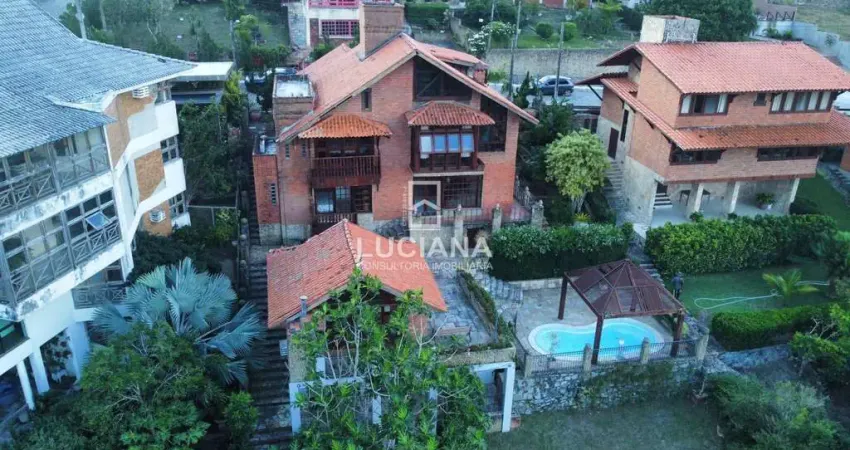 BELÍSSIMA CASA COM PISCINA E RESERVATÓRIOS DE ÁGUA DE 8MIL LITROS