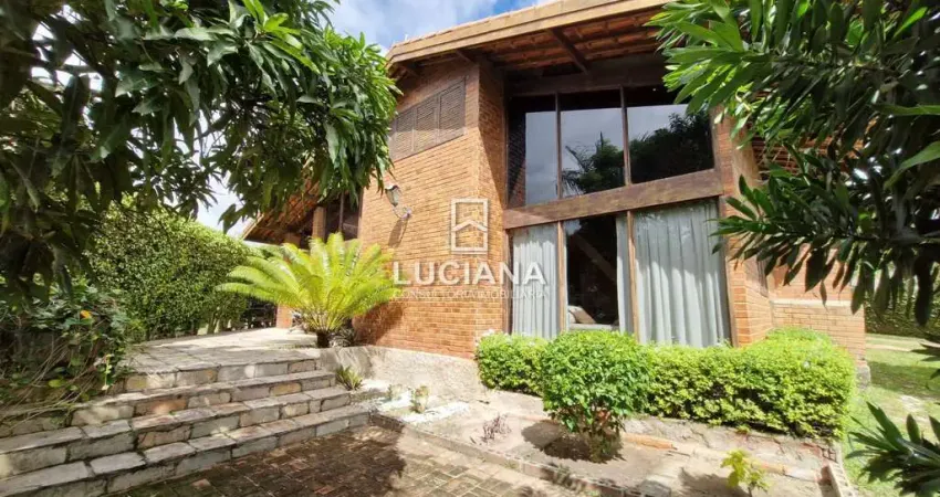 4 Quartos! Casa à venda em Condomínio a 900 metros da BR-232 em Gravatá/PE