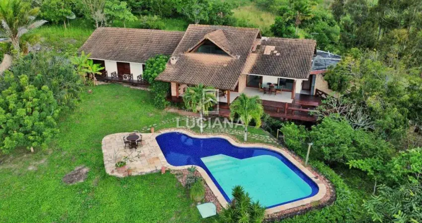De R$1.600.000 por R$1.400.000! Casa com 4 Suítes e Vista Incrível em Condomínio