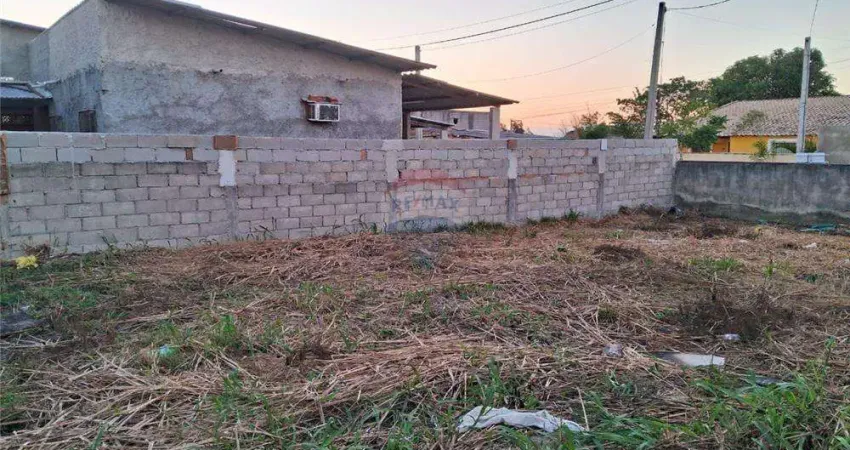 Excelente terreno 150m2, plano, em rua sem saída, tipo condomínio, junto ao parque de exposições - araruama.