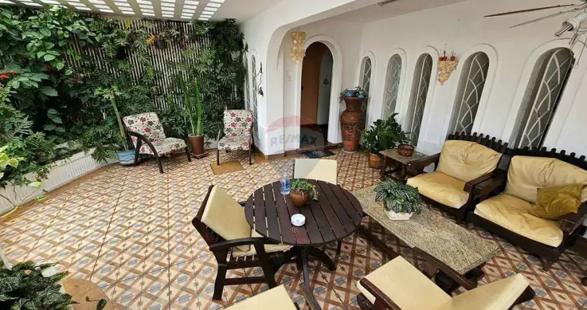 Casa tríplex com piscina, 3 quartos e mobília rústica na Vila Blanche – Cabo Frio R$ 770 mil