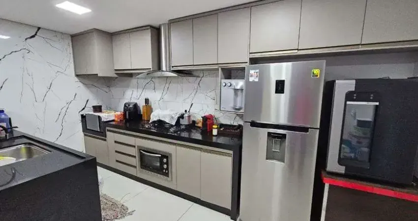 Casa 2/4 Ampliada no Condomínio Rubi excelente localização.
