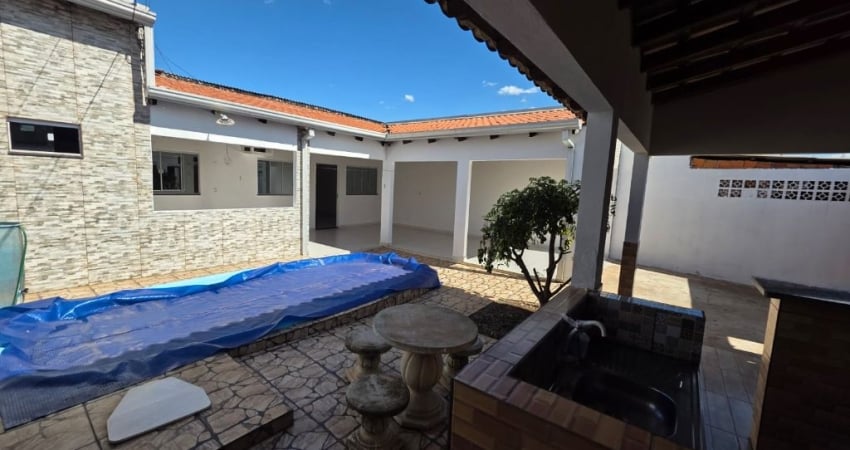 Alugo excelente casa com piscina no Cristo Rei próximo da UPA