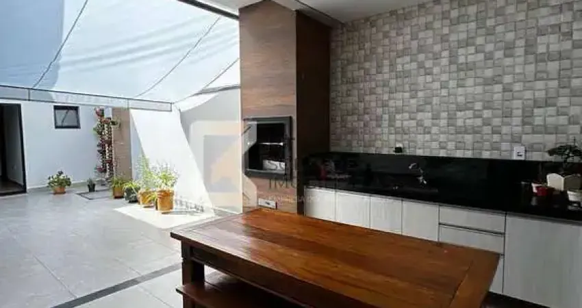 Casa à venda, 3 dormitórios sendo 1 suíte com closet, 2 vagas de garagem sendo 1 coberta, Residenci