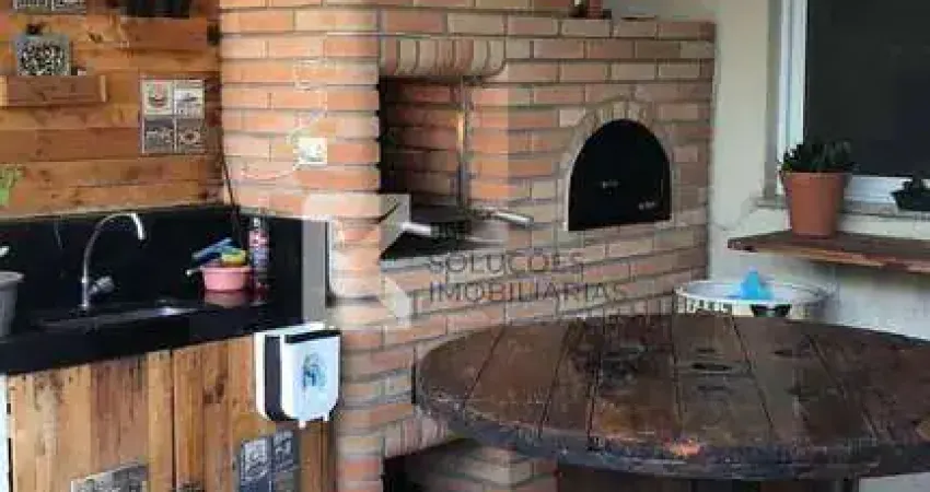 Sobrado à venda, 3 quartos, sendo 1 suíte, Área gourmet com churrasqueira e forno de pizza, Condomí