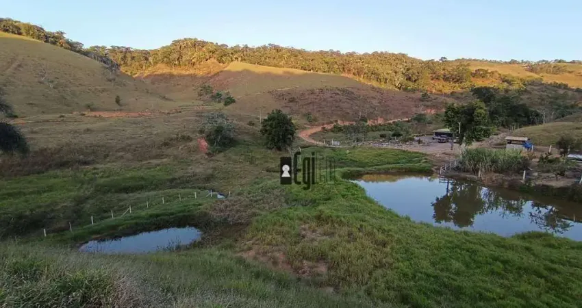 Sítio com 3 dormitórios à venda, 270000 m² por R$ 650.000,00 - Centro - Tabuleiro/MG