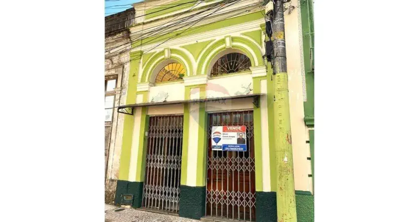 Venda de casa de 272m² com 3 quartos, ponto comercial, próximo à praça da República.