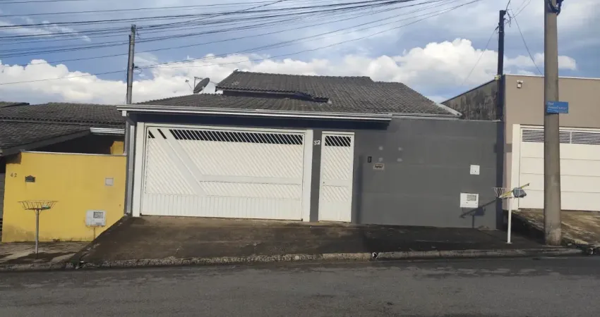 Casa térrea no Jardim Vista Alegre, com ambientes amplos, quintal e segurança