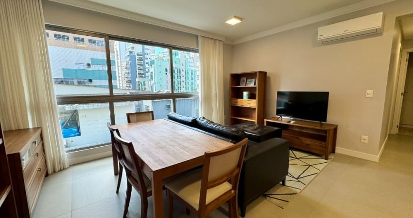 Exclusivo apartamento mobiliado com 2 suítes e 2 vagas no Centro de Floripa/SC