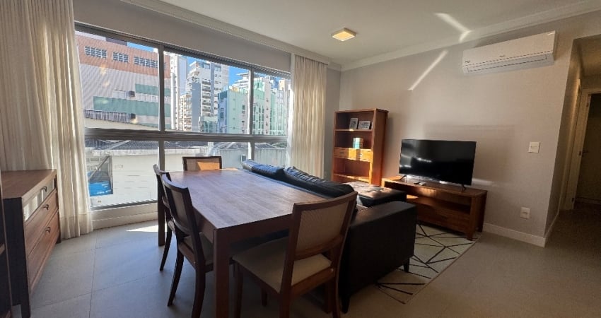 Exclusivo apartamento mobiliado com 2 suítes e 2 vagas no Centro de Floripa/SC
