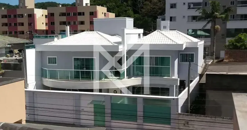 Casa Alto Padrão em B. Nações, Balneário Camboriú/SC