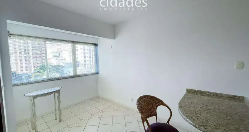 Aluguel de apartamento mobiliado bem localizado no Centro de Florianópolis de 1 quarto com garagem