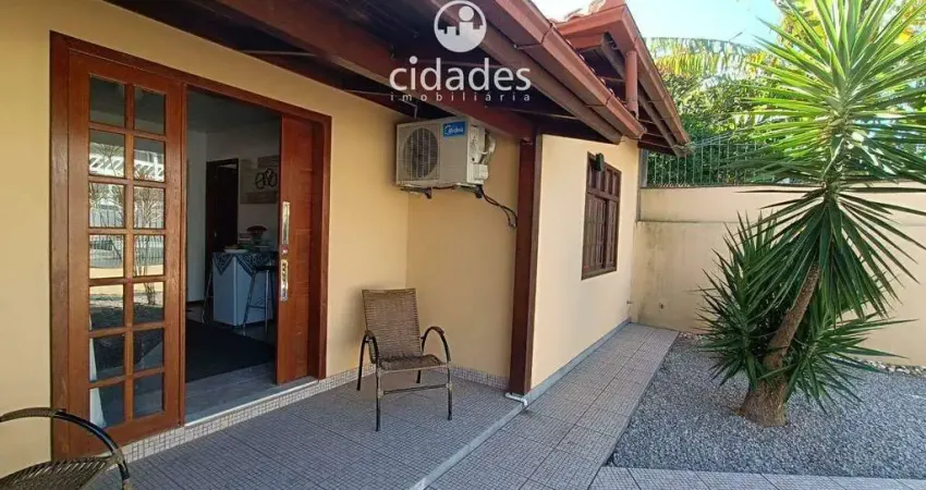 Casa 4 com Quartos, A venda com (1 Suíte ) No Balneário Estreito, Com ótima localização !