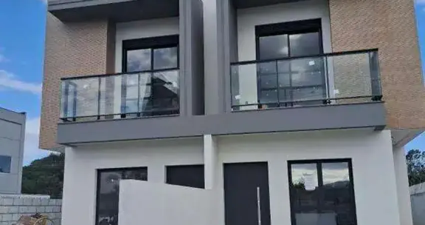 Casa geminada (sobrado) de 3 quartos, pronta, sendo uma suíte, churrasqueira e duas vagas de garagem descobertas