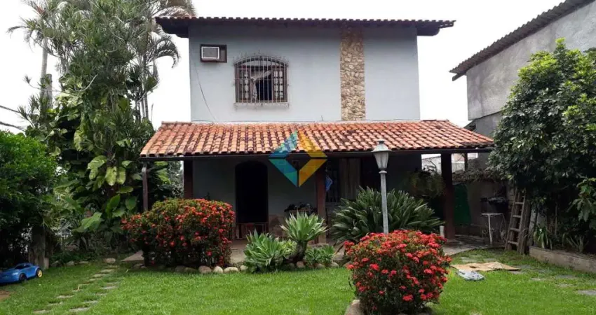 Casa com 4 dorms, Piratininga, Niterói - R$ 950 mil, Cod: 653