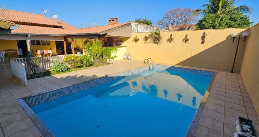 Casa totalmente térrea com piscina espaço gourmet churrasqueira ampla garagem para até 4 veículos