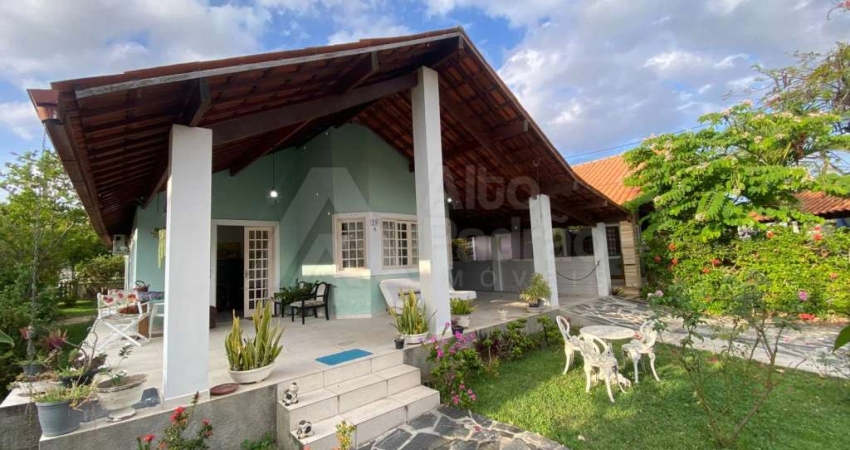 Casa em condomínio fechado com 3 quartos à venda na Avenida Cícero Batista de Oliveira, Alpes Suiços, Gravatá