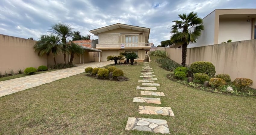 Casa pronta para morar com amplo espaço de jardim