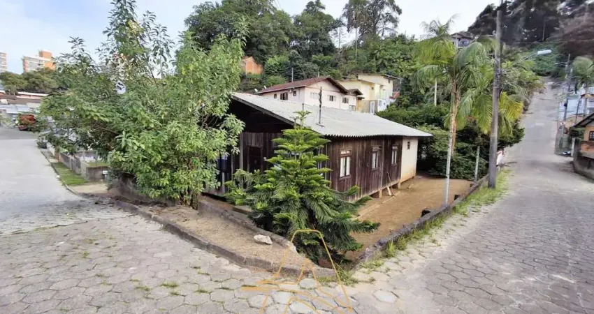 Terreno Edificado com Casa de Madeira no Bairro Escola Agrícola - Blumenau/ SC