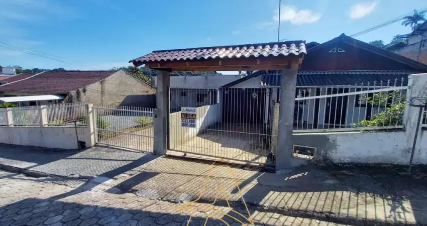 Excelente Investimento no Bairro Fortaleza! Duas Casas em um Terreno de 416m² - Ideal para Residência e Comércio!