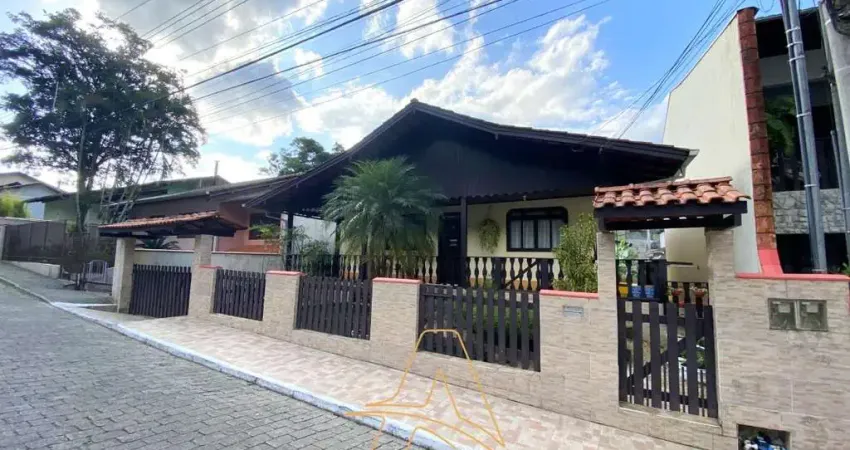 Casa Mobiliada / 2 Pavimentos – Espaço, Versatilidade e Ótima Localização!
