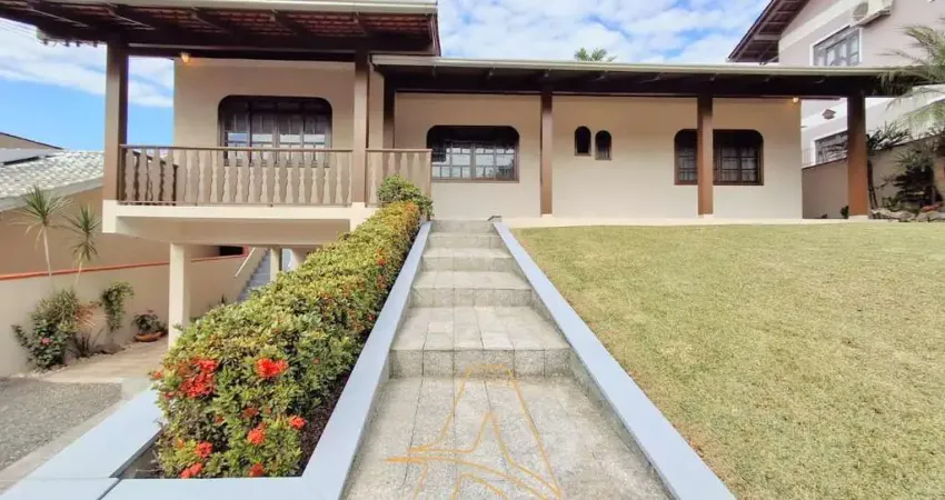 Casa à Venda com 3 Dormitórios e Amplo Jardim - Badenfurt