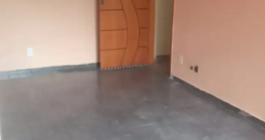 Apartamento térreo em prédio pequeno bem cuidado próximo a o comércio e transporteo