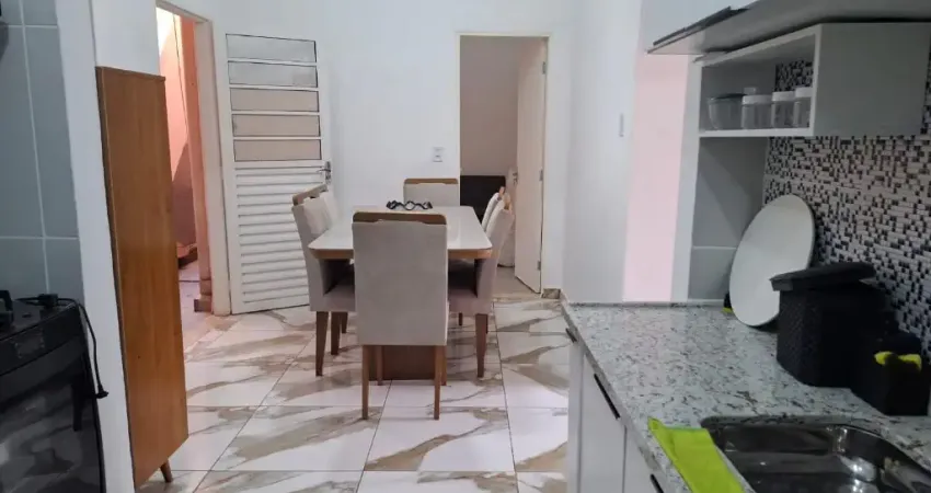 Ótima casa duplex reformada em vila fechada próximo ao brt possui área 2 quartos terraço