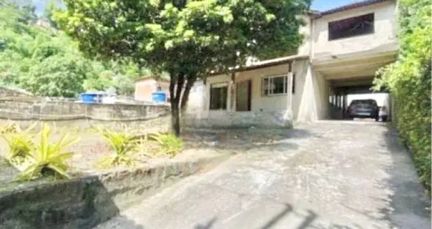 Vendo linda casa com piscina no bairro Fonseca Niterói