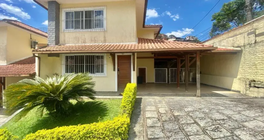 Linda casa dentro de condomínio  geminada de um  lado só no bairro de araras Teresópolis!