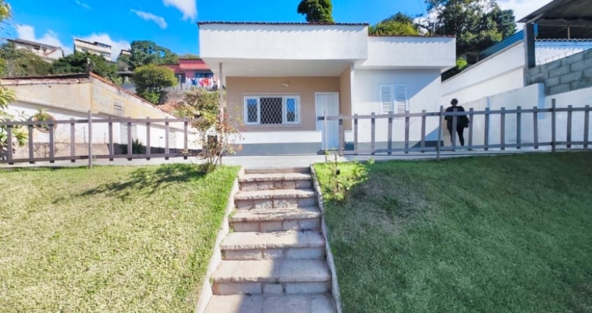 Vendo linda casa no Vale do paraíso Teresópolis próximo ao centro da cidade !