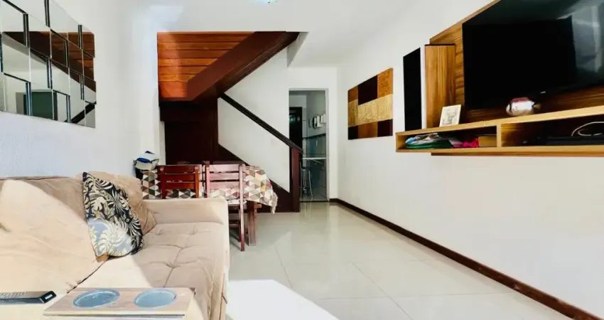 Vendo linda casa geminada dentro de condomínio em araras Teresópolis!
