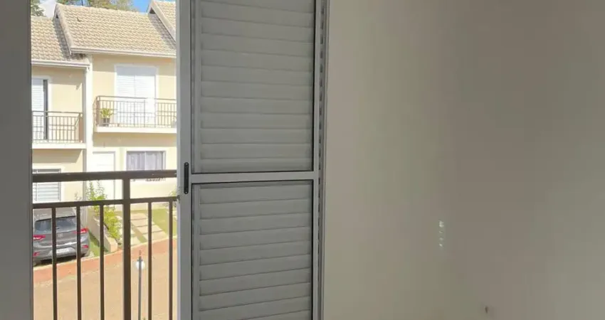 Casa condomínio, com 2 vagas de garagem, quintal, 2 banheiros, box, saca