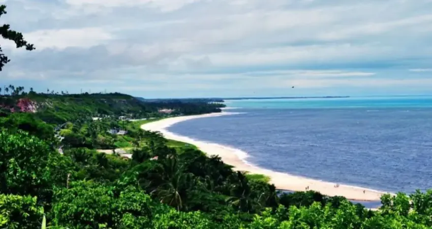 Lote à venda em condomínio fechado de alto padrão em Porto Seguro, a poucos minutos das praias paradisíacas e com excelente infraestrutura.