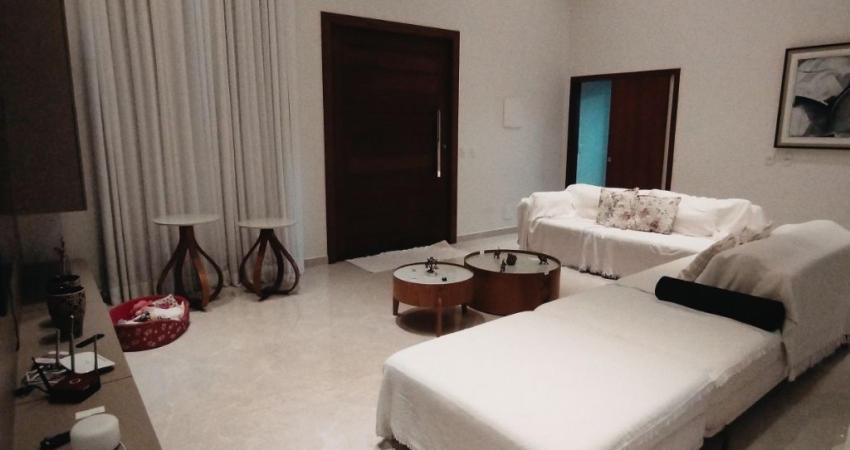Linda casa em condomínio fechado
