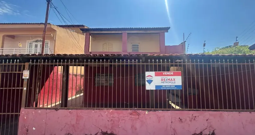 Sobrado com entrada individual – casa de fundos, quitada e estruturada