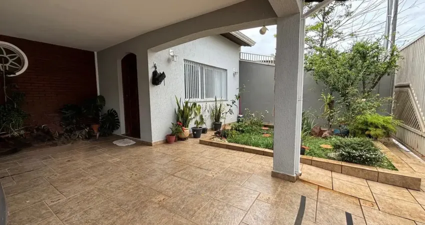 Casa térrea à venda no centro da cidade com 3 dormitórios sendo 1 suíte!