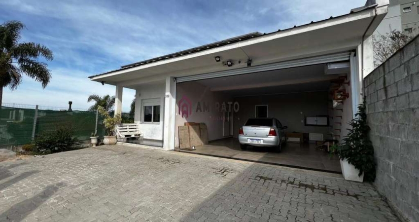 Casa semimobiliada com churrasqueira em Santa Catarina, Farroupilha - Venda