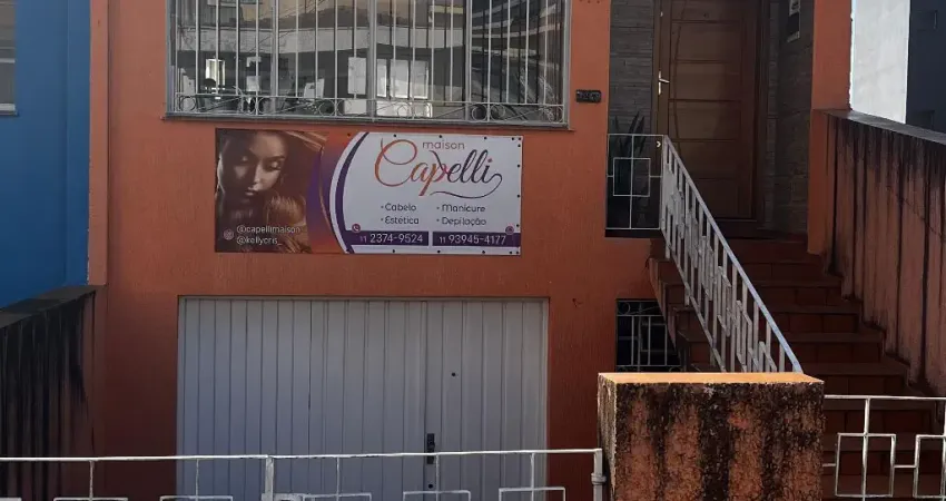 Casa Assobradada Com 3 Dormitórios, 2 Banheiros, Sala, Cozinha, Quintal, Área de Serviço.