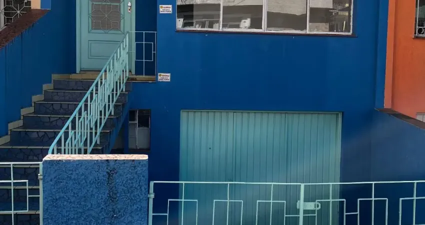 Casa Assobradada com 3 Domitórios, Sala, 2 Banheiros, Cozinha, Área de Serviço e Quintal