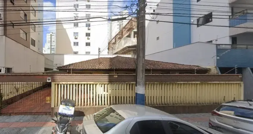 Terreno à venda no centro de balneário camboriú! excelente localização!