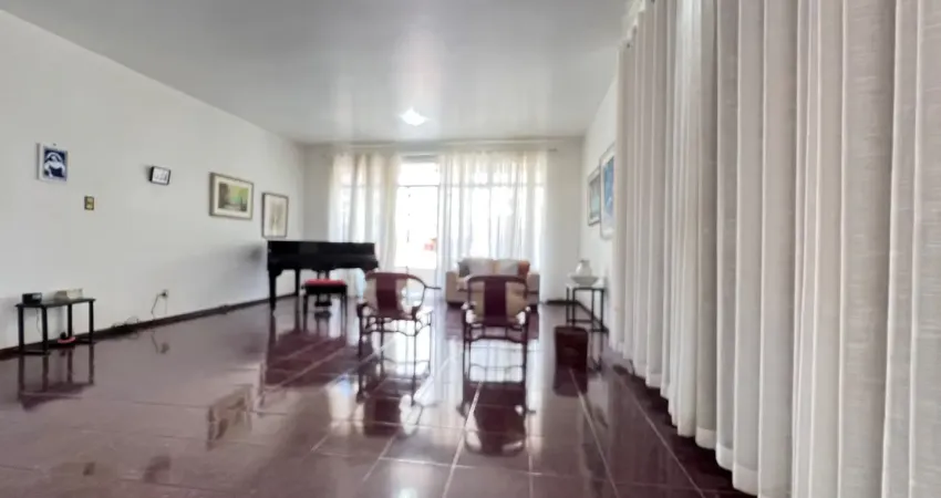 4/4 sendo uma suíte, duas garagens soltas, nascente, área externa privativa.