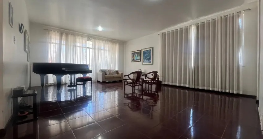 4/4, uma suíte, duas garagens soltas, nascente, área externa privativa.