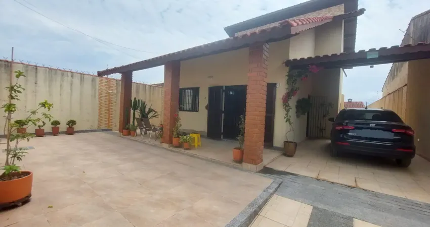 Casa à venda na Avenida Flacides Ferreira, 796, Balneário Gaivota, Itanhaém