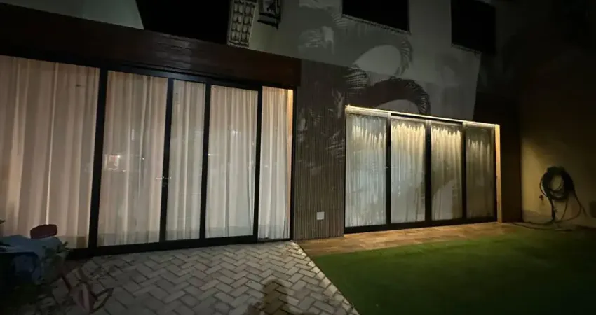 NO CONDOMÍNIO SOL DO FLAMENGO, EXCELENTE CASA DUPLEX, REFORMADA, COM PISCINA;