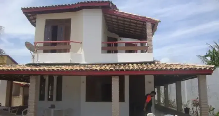 Casa ampla, nascente em terreno c/ mais de 600 m² c/ acesso por 2 ruas urbanizadas