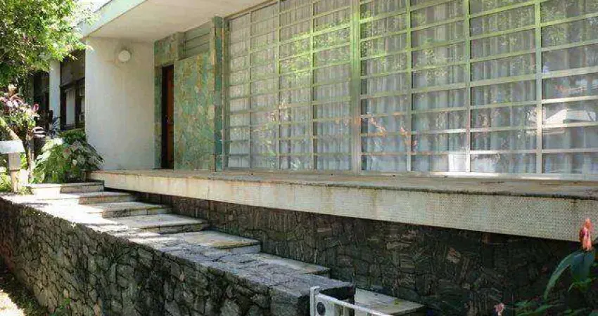 Casa no Alto de Pinheiros com 3 quartos sendo 1 suíte, 4 vagas de garagem