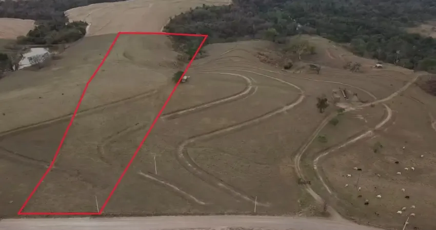 Sitio de 1 alq com documentação ok, próximo ao asfalto, boa topografia.